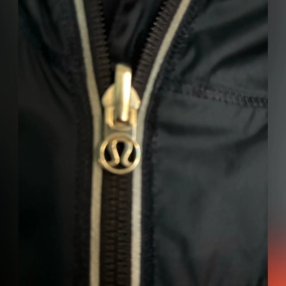 Lululemon Run: Get Up‎ And Glow Jacket *Reflective 4 light flare inkwell hooded - Picture 2 of 10
